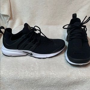 Nike Air Presto black & white sz 6 like new